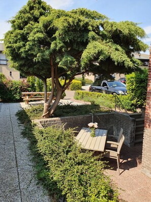 Outdoor dining - Nice quiet bright 3 room apartment in Strandnaher location (Cadzand Bad)