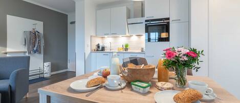 Fridge, oven, dishwasher, coffee/tea maker