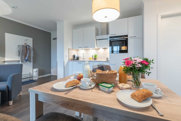 Fridge, oven, dishwasher, coffee/tea maker