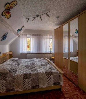 3 bedrooms, travel crib, WiFi, bed sheets