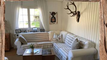 Smart-TV, Kamin, Kinderspielzeug, Stereoanlage