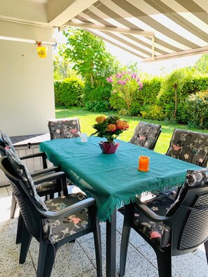 Outdoor dining - Holiday home at a copse and small lake, close to the beach (Westkapelle)
