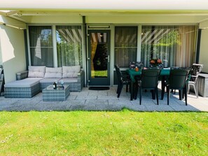 Outdoor dining - Holiday home at a copse and small lake, close to the beach (Westkapelle)