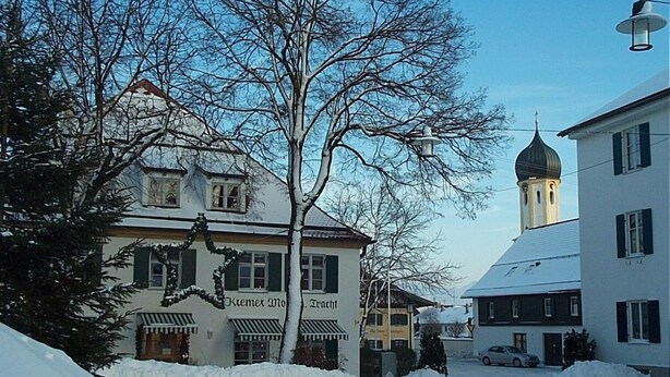 Ein traditionelles Gebäude mit einem Schild, auf dem 