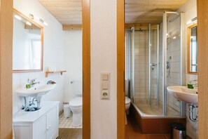 Dusche, Haartrockner, Handtücher, Seife