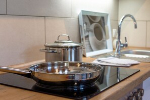 Kühlschrank, Mikrowelle, Ofen, Herdplatte