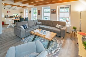 Fernseher, DVD-Player, Bücher, Musikbibliothek