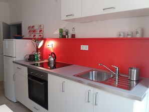 Kylskåp, ugn, spishäll och kaffe- och tebryggare