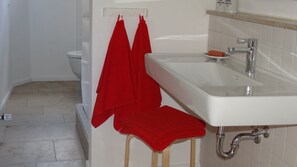 Asciugacapelli, asciugamani, sapone, carta igienica