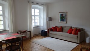TV, DVD-spiller, bøker og stereoanlegg