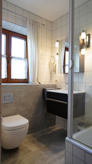 Douche, sèche-cheveux, serviettes fournies, savon