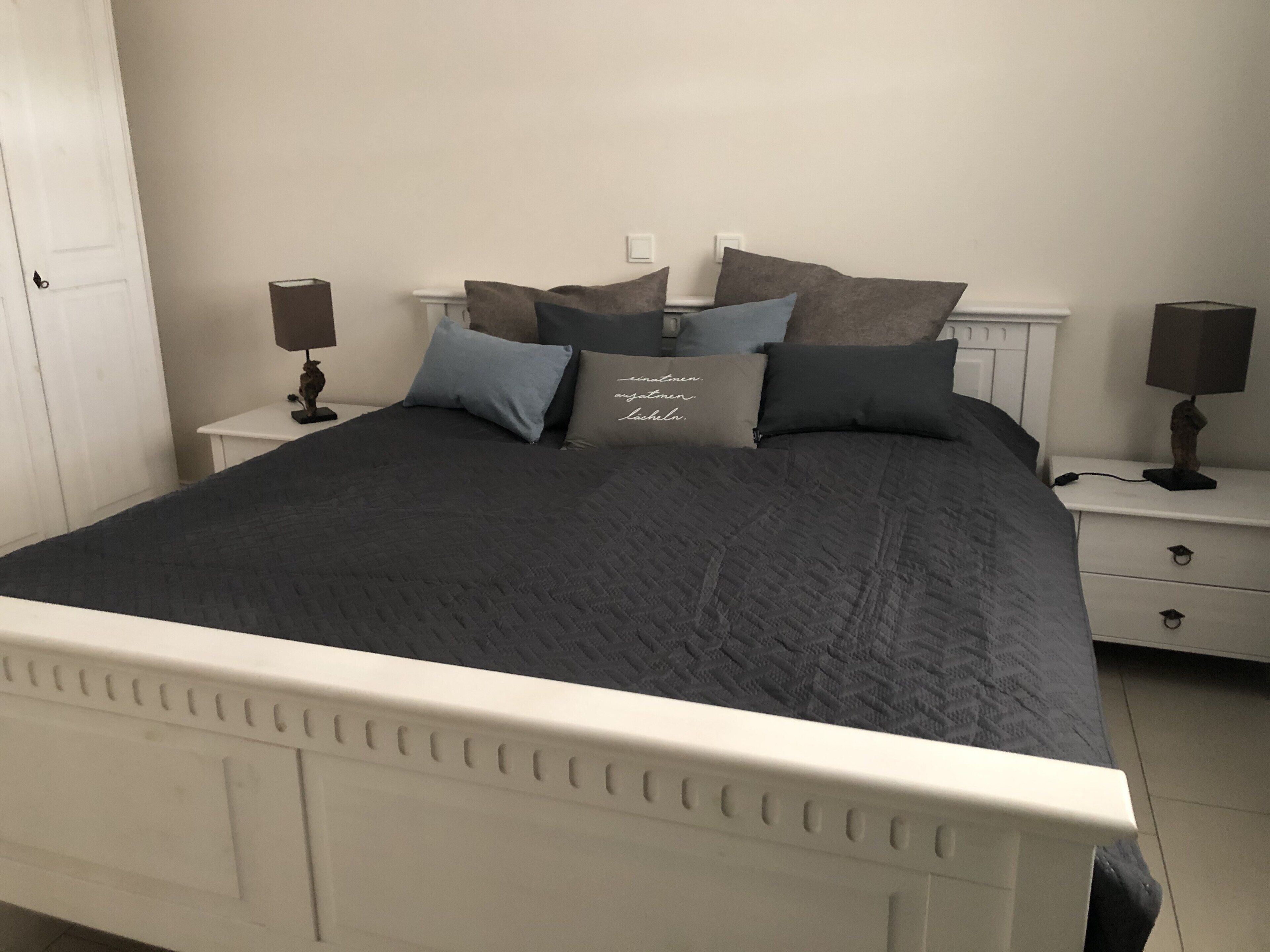 Sonnig und gemütlich - zwei Außenbereiche und stilvolle Außenanlage mit Teich