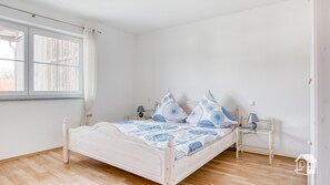 2 habitaciones, tabla de planchar con plancha y cuna de viaje 