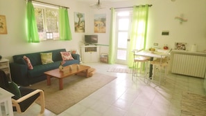 Fernseher, Bücher, Stereoanlage