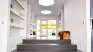 Ein modernes Interieur mit einer Treppe, die zu einer Glastür führt.
