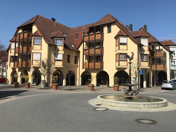 Frontalansicht der Bachstraße 8A, unterer Balkon am rechten Bildrand => Wohnung