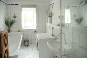 Shower, hair dryer, towels, soap - Vacation home Marleen, fireplace, WLAN, terrace & garden - Holiday home Marleen (Karlshagen)
