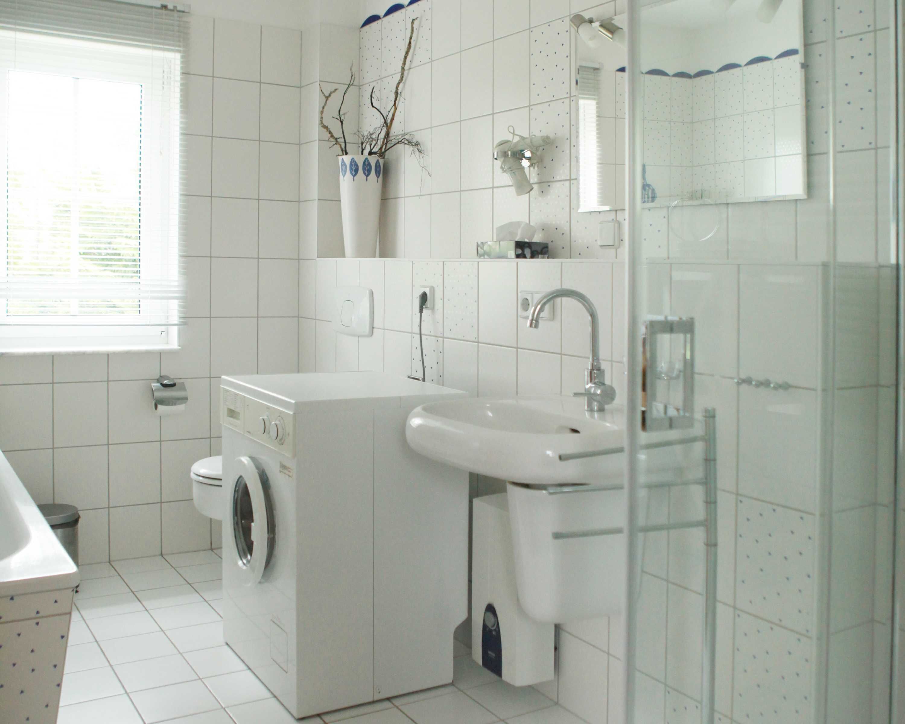 Een douche, een haardroger, handdoeken, zeep
