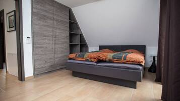 4 bedrooms, iron/ironing board, free WiFi, bed sheets