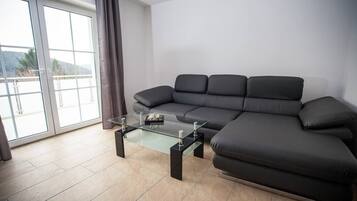 Fernseher, Kamin, Bücher, Stereoanlage