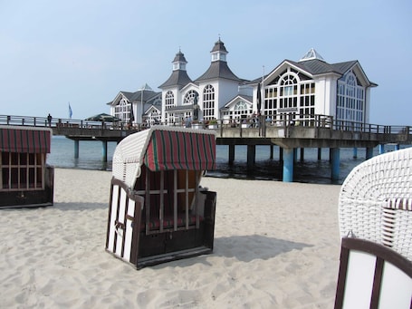 Beach nearby. Apartment Mönchgut - Pension Waldrose