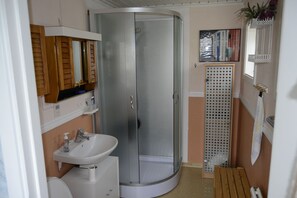 Bañera, secador de pelo, toallas, jabón