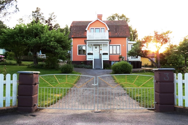 Villa hög tomta mit Vorgarten