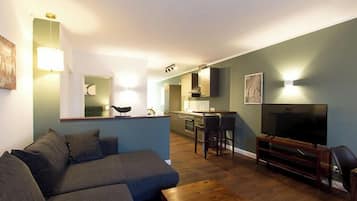 Televisión, reproductor de DVD, videoteca, estéreo