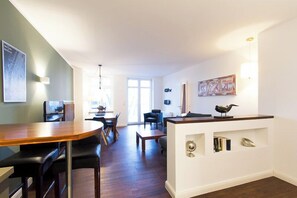 Tv, dvd-spelare, ett filmbibliotek och en stereo