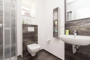 Dusj, hårføner og håndklær