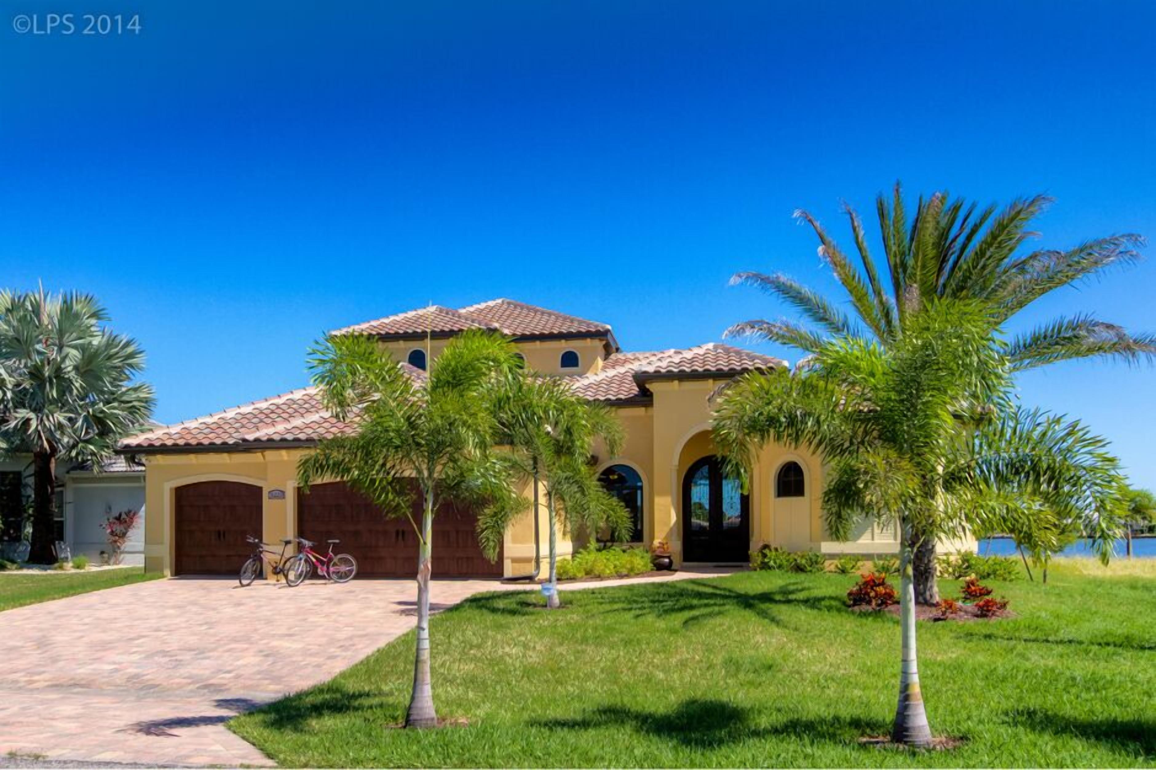 Luxury villa in a prime location with an oversized pool and whirlpool