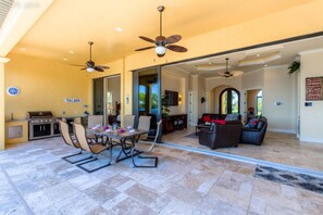 Outdoor dining - Luxury villa in a prime location with an oversized pool and whirlpool (Cape Coral)