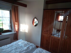 2 bedrooms, iron/ironing board, travel cot, free WiFi