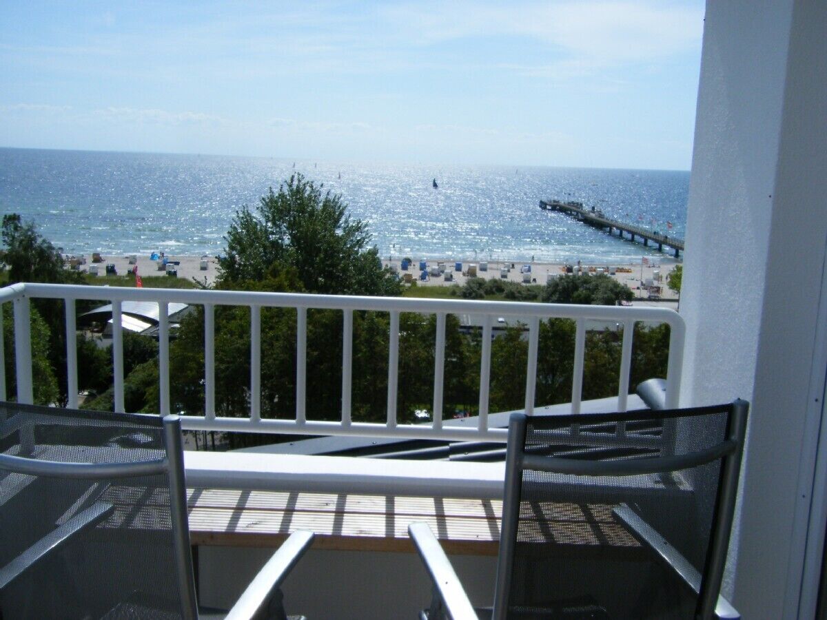 Ein Balkon mit Blick auf das Meer und einen Steg.