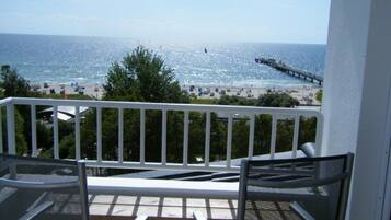 Ein Balkon mit Blick auf das Meer und einen Steg.