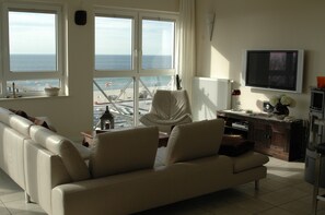 Smart-TV, Kamin, DVD-Player, Bücher