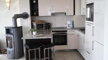 Frigorífico, microondas, horno y placa de cocina