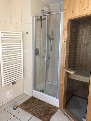 Shower, jetted bath, hair dryer, soap - Penthouse Ostseeblick, ocean, sauna, whirlpool and fire place (Großenbrode)