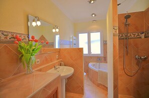 Badewanne, Haartrockner, Handtücher