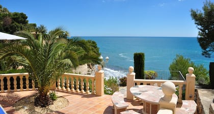 In first sea line with priavate access to the beach, pool and tennis court