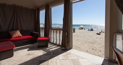 Casa Viale Italia - homely house with direct access to the sandy beach