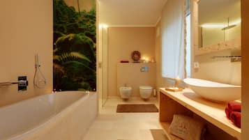 Duschwanne, Haartrockner, Bidet, Handtücher