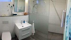 Shower, hair dryer, towels, soap - Charming, modern and high quality apartment with lake view 1 min. From the lake (Möhnesee)