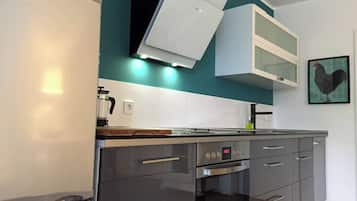 Frigorífico, microondas, horno y placa de cocina