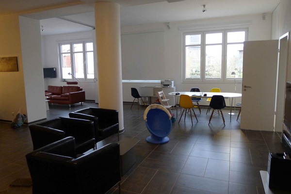 Großzügiger Wohnbereich mit Blick auf den Leuchtturm