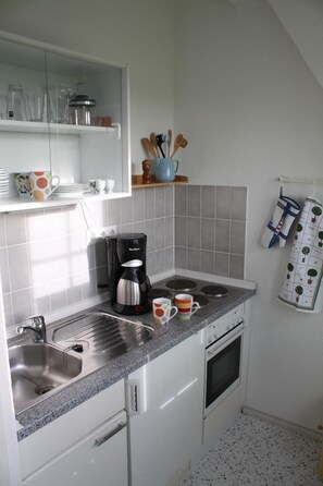 Frigorifero, piano cottura, macchina per tè/caffè, tostapane