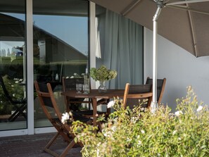 Outdoor dining - 096 Havenkante - 096 Hafenkante apartment with harbor view and direct beach access (Wilhelmshaven)