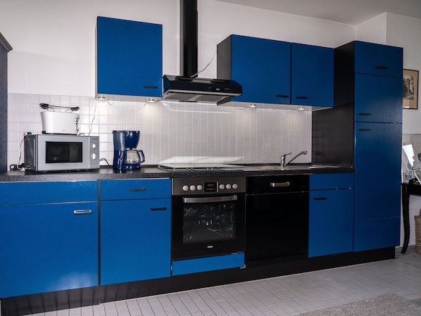 Kühlschrank, Mikrowelle, Ofen, Geschirrspüler