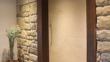 Ensemble douche/baignoire, sèche-cheveux, serviettes fournies, savon