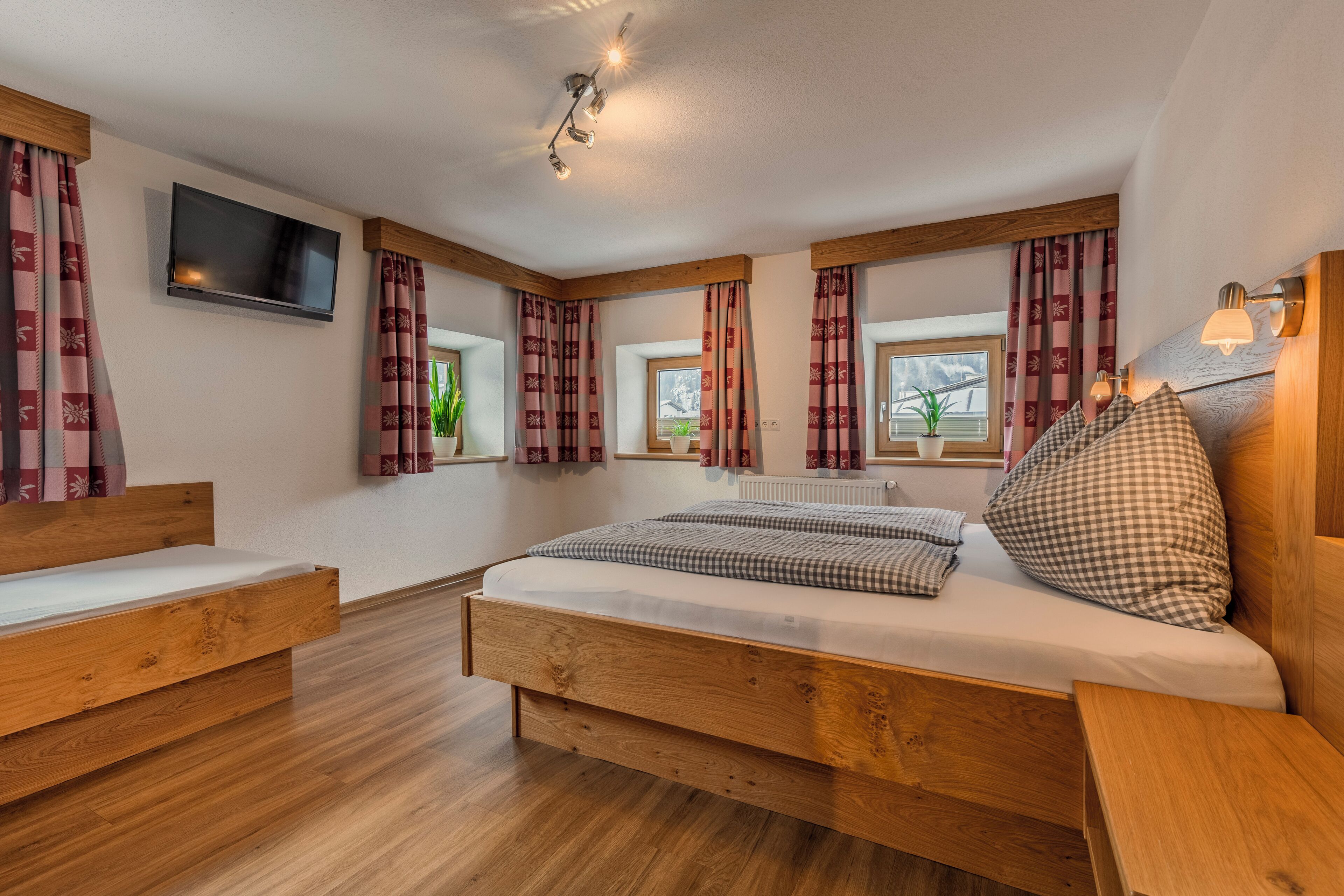 4 間睡房、房內夾萬、熨斗/熨衫板、可攜式嬰兒床